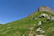 58 Salendo dal Passo di Valsanguigno-W in vetta al Pizzo Farno, qui si prende traccia a sx  in traverso 